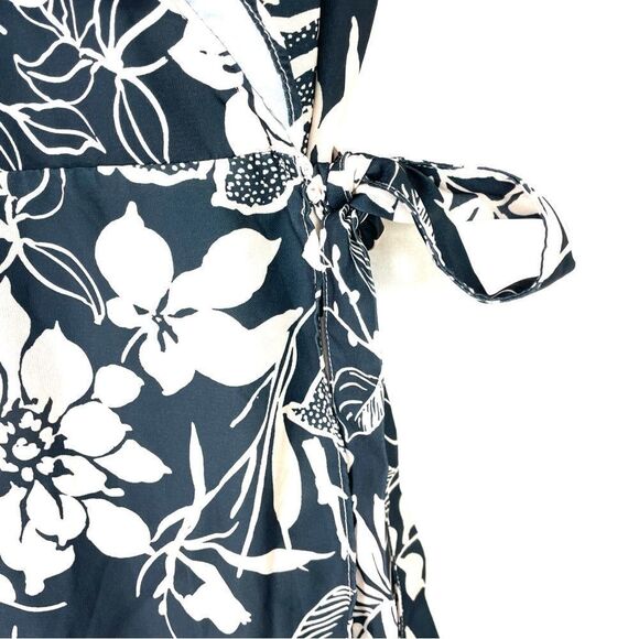 Nwt Cupshe Ariana Wrap Dress Floral Coverup size large - Picture 8 of 15